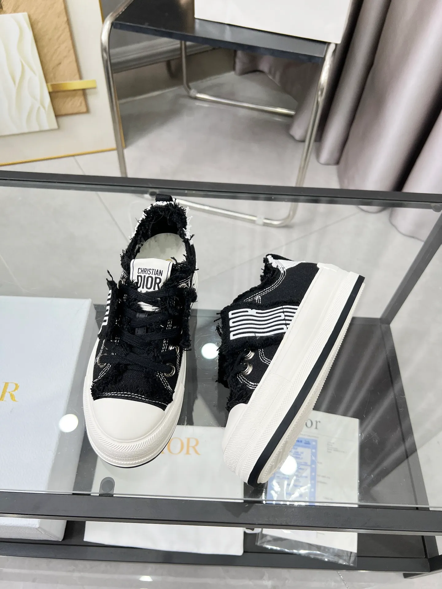 Men’s Men’s Shoes 💰480 Dior Dior 2025 Presbyopia Embroidery Thick-soled Canvas Shoes Casual Sneakers This Walk’n’Dior thick-soled sneaker is a fashionable item that enhances the style of the series. Oblique printed cotton embroidered upper with comfortable platform sole, tongue and Christian Dior Homme 💰aris signature laces. Can add fashionable temperament to any casual look Size: 35-45